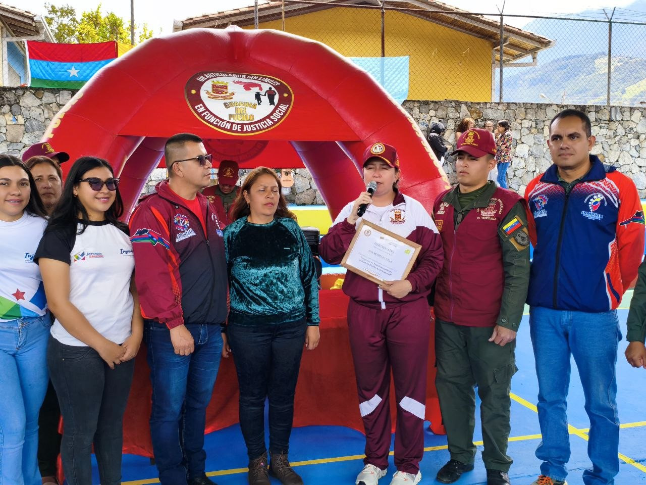 Diario Frontera, Frontera Digital,  Regionales, ,La directora de la institución, Rosiris Erazo, expresó su satisfacción por ver cristalizado este proyecto que beneficia a una matrícula de 323 estudiantes y a toda la comunidad del casco de Tabay,Rehabilitan cancha de la Escuela "Ana Romelia Vela"