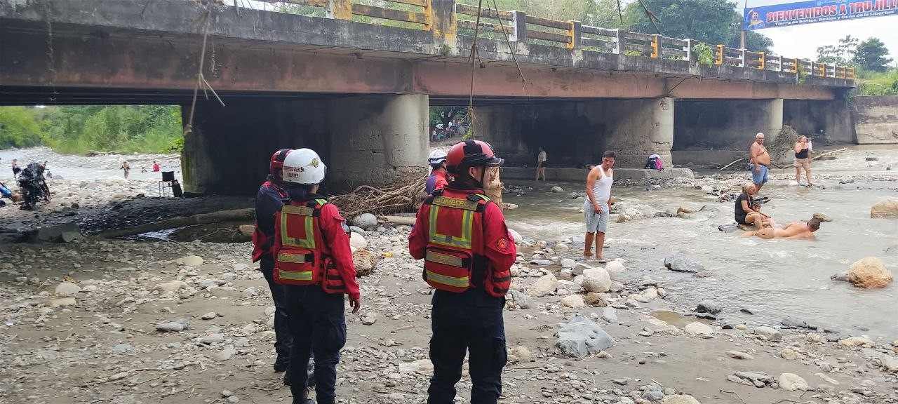 Diario Frontera, Frontera Digital,  Regionales, ,El comandante del Cuerpo de Bomberos, Luis Edecio Zerpa, quien precisó que un total de 581 funcionarios se distribuyeron en 46 puntos estratégicos, contando con el apoyo de 60 unidades, entre vehículos y motocicletas,Bomberos de Mérida se desplegó con éxito durante asueto de Semana Santa