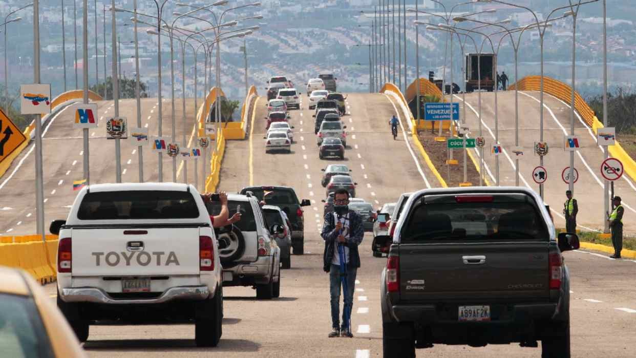 Diario Frontera, Frontera Digital,  PUENTE ATANASIO GIRARDOT, Nacionales, ,Más de 1.300 vehículos circularon 
por el puente colombo-venezolano "Atanasio Girardot"