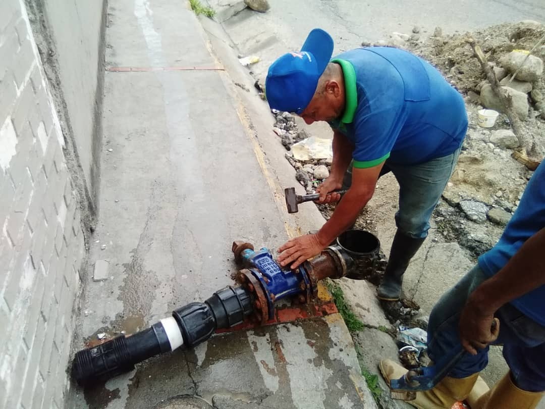 Diario Frontera, Frontera Digital,  AGUAS DE MÉRIDA, CHAMITA, CORRECCIÓN FUGA DE AGUA, OSWALDO FERTRER, JEHYSON GUZMÁN, Regionales, ,Trabajadores (as) de Aguas de Mérida 
corrigen fuga en nódulo ubicado en Chamita