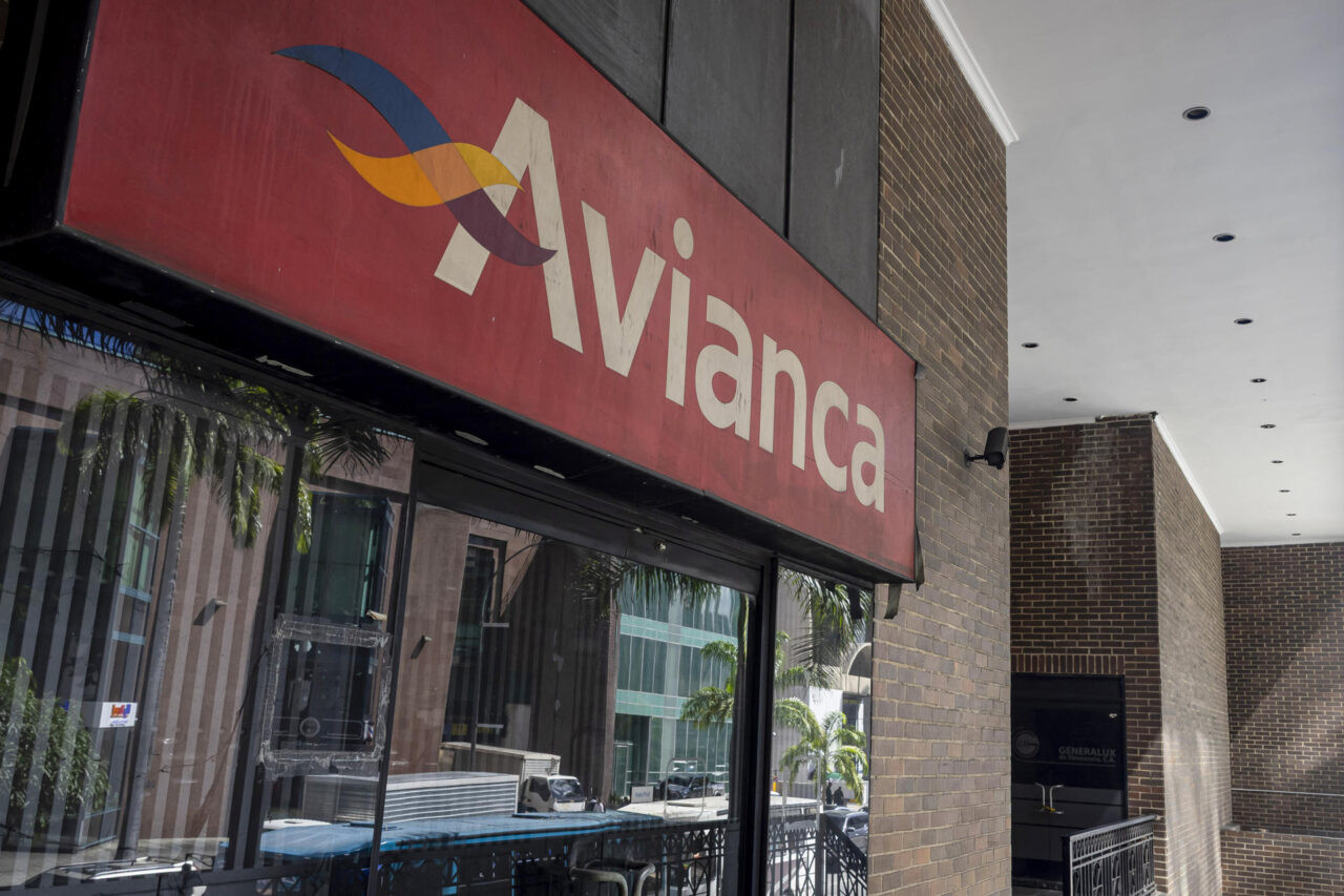Diario Frontera, Frontera Digital,  Internacionales, ,Fotografía que muestra un letrero de la aerolínea Avianca este jueves 27 de noviembre de 2025, en Caracas (Venezuela). EFE/ Miguel Gutiérrez,Avianca suspende la venta y operación de vuelos desde y hacia Venezuela