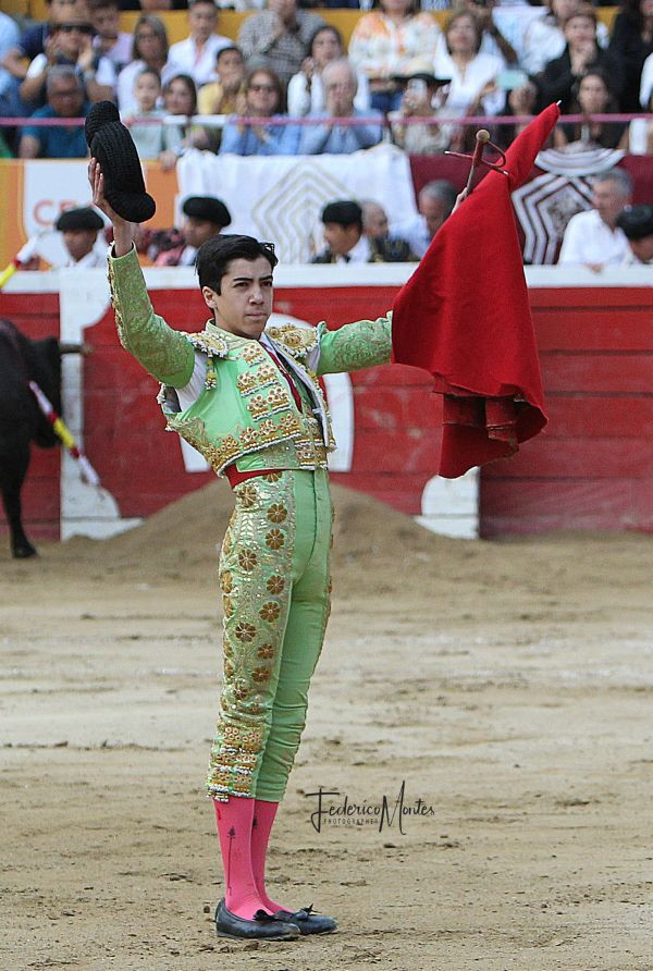 Diario Frontera, Frontera Digital,  Nacionales, Entretenimiento, ,Marco Pérez, debutando en San Cristobal y triunfando, tras el corte de las dos orejas al quinto del festejo. Foto: Federico Montes,Marco Pérez por la Puerta Grande, aprovechando los resquicios 
del encierro de la familia Molina Colmenares