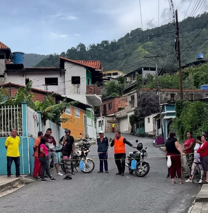 Diario Frontera, Frontera Digital,  Mocoties, ,La gota que derramó el vaso, según denunciaron los propios residentes fue el arrollamiento de una niña de la comunidad ocurrido semanas atrás, un hecho sumamente grave que encendió las alarmas sobre los riesgos que representa el congestionamiento en una vía residencial estrecha.,Habitantes de Quebrada Blanca en Tovar cierran vía en protesta por colas de combustible