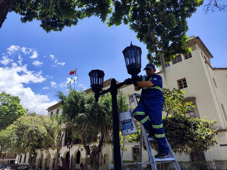 Diario Frontera, Frontera Digital,  Regionales, ,Ricardo Rojas, director de Servicios Públicos, explicó que se inició la instalación de más de 100 luminarias y 100 reflectores para revitalizar la vida nocturna, además de ejecutarse trabajos de poda y mantenimiento fitosanitario en la vegetación,Alcaldía de Mérida intensifica rehabilitación de la Plaza Bolívar