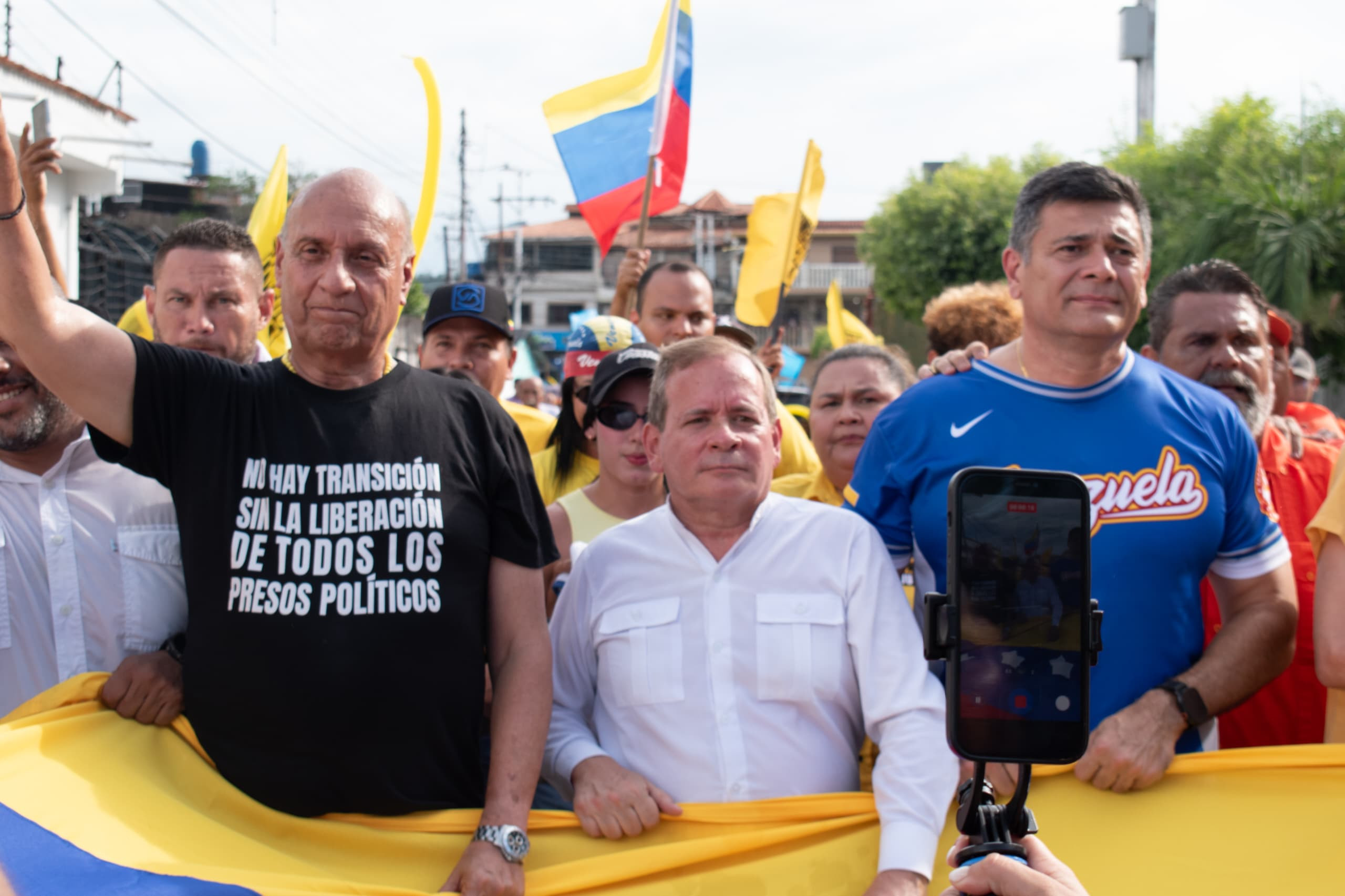 Diario Frontera, Frontera Digital,  Politica, ,La actividad, desarrollada en horas de la tarde de este martes, inició con una concentración en la plaza Alberto Adriani de la capital vigíense, seguida de una caminata por la calle 3 y la avenida 16 hasta llegar al Parque Metropolitano,Williams Dávila Barrios, Superlano y Juan Pablo Guanipa 
exigieron junto a los vigíenses elecciones presidenciales