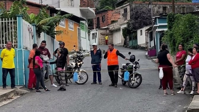 https://test.fronteradigital.com.ve/Habitantes de Quebrada Blanca en Tovar cierran vía en protesta por colas de combustible