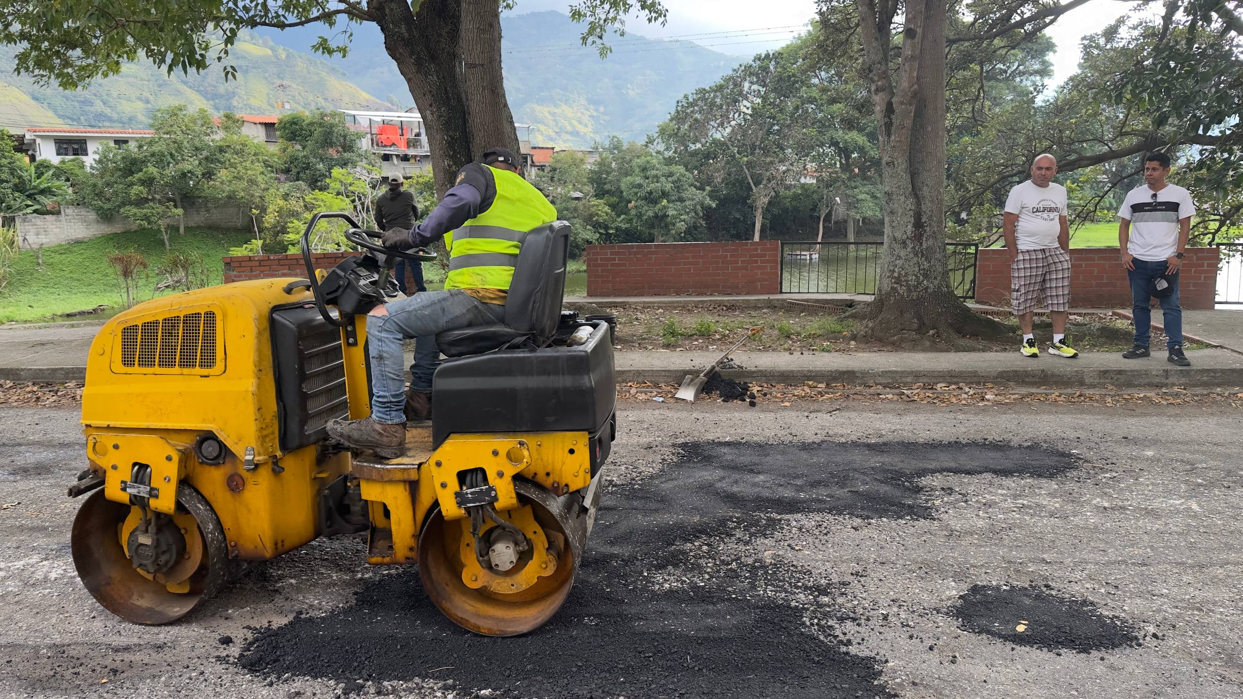 https://test.fronteradigital.com.ve/Nelson Álvarez ejecutó plan de bacheo en Las Tapias