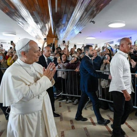 Frontera Digital,  Internacionales,  El papa León XIV entra caminando al hospital antes de ser operado del pulmón