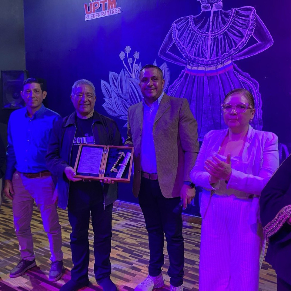Frontera Digital,  Mocoties,  Alcalde Víctor Bustamante entregó la Llave de la Ciudad de Zea a la insigne Maestra Sixta Yolanda Moreno