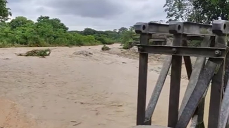 Diario Frontera, Frontera Digital,  El Vigía Panamericana, ,Trino Aguillón, quien realizó el videoaficionado, expresó que las fuertes y constantes lluvias caídas durante las últimas horas en el Valle del Mocotíes, llevaron a la crecida del afluente, el cual choca de forma directa con las bases del puente de guerra,Desbordamiento del río Guaruríes amenaza 
bases del puente de guerra que une a la Panamericana