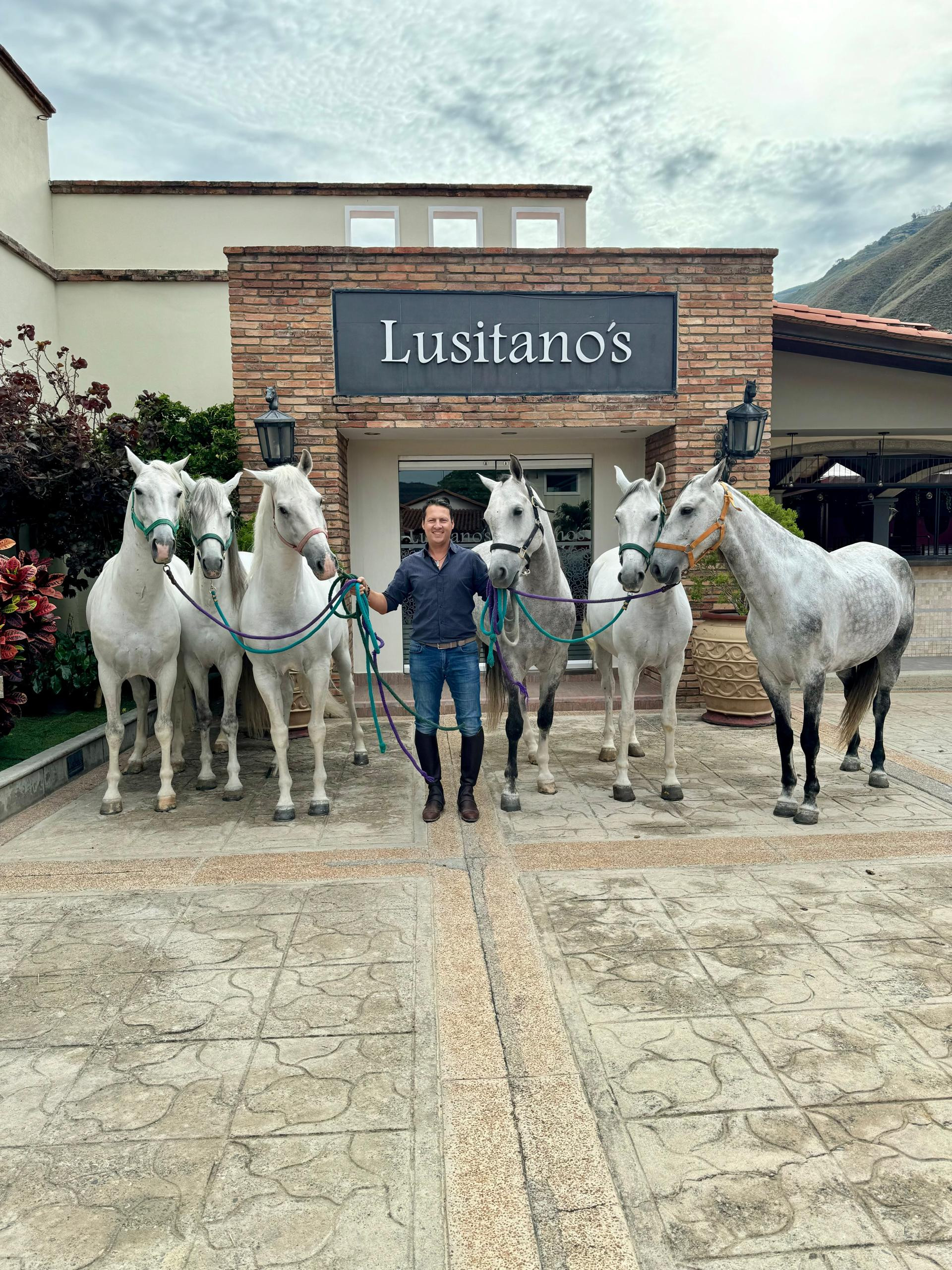 Diario Frontera, Frontera Digital,  Entretenimiento, ,Lo de Ecuador es interesante, pues significa pisar otro país que al igual que Colombia y Venezuela ha sufrido los embates del populista socialismo que acabaría con citas de referencia como la de finales de noviembre en Quito o muchas más, a tal punto de liquidar una larga historiade tauromaquia en el meridional país.,Rejoneador José Luis Rodríguez Agostini se presenta en Ecuador