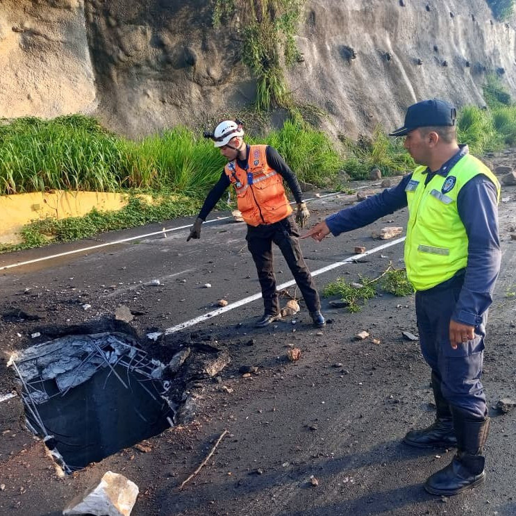 Frontera Digital,  Regionales, El Vigía Panamericana,  Cerrado paso por la Local 008 debido a deslizamiento rocoso