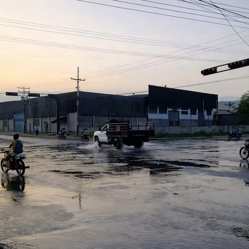 Frontera Digital,  El Vigía Panamericana,  Miles de litros de agua se pierden en avenida de El Vigía