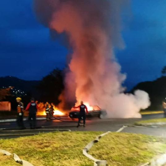 Frontera Digital, Diario Frontera, Vehículo quedó reducido a cenizas tras incendiarse en la avenida Domingo Alberto Rangel en Tovar