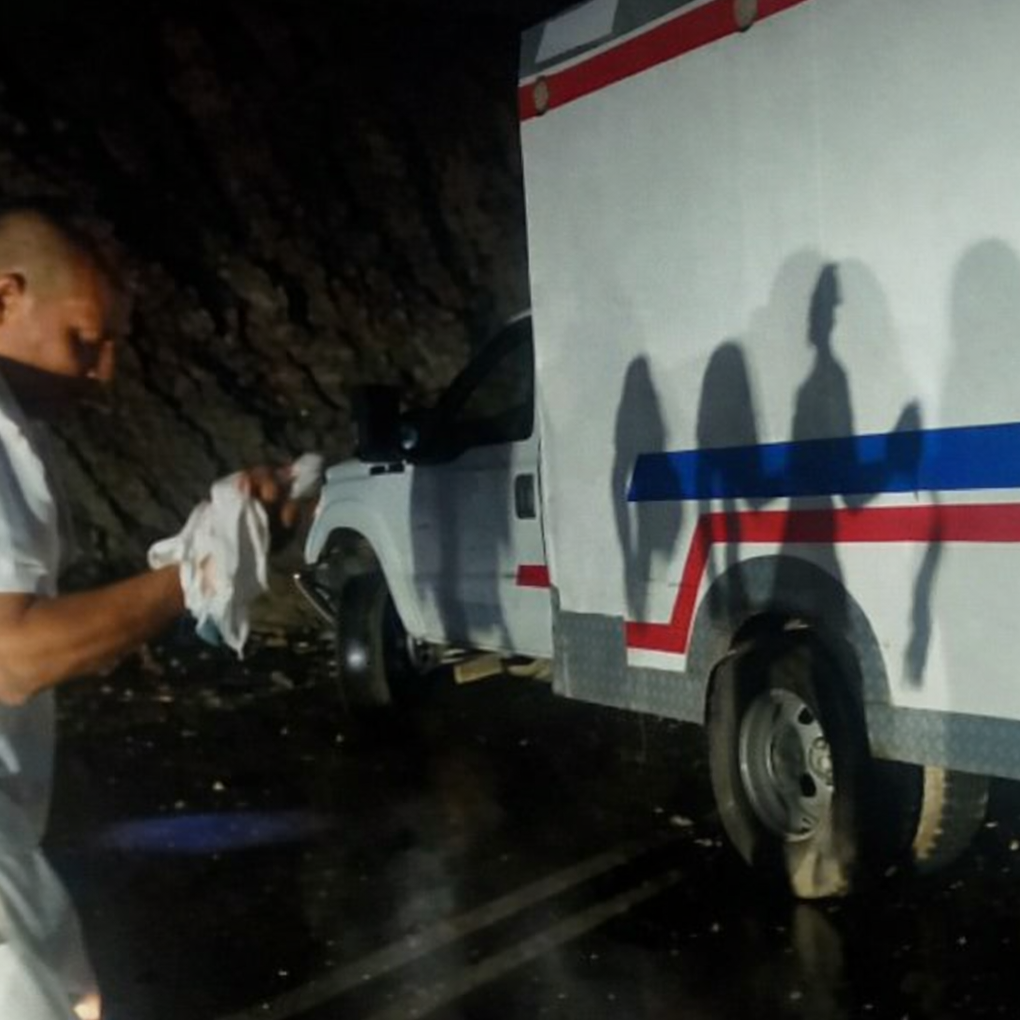 Frontera Digital,  Sucesos,  Cinco heridos dejó colisión de ambulancia contra alud en La Variante