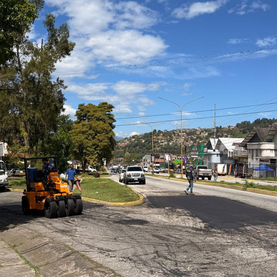 Frontera Digital, Diario Frontera, Alcalde Nelson Álvarez desplegó 193 toneladas de asfalto en la avenida Los Próceres
