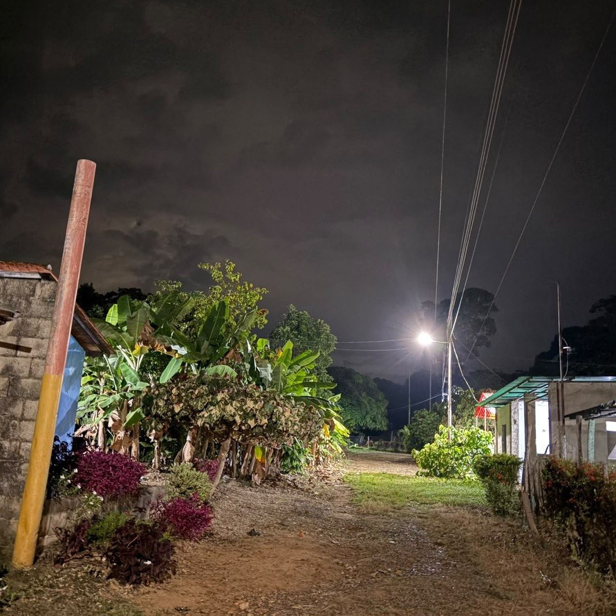Frontera Digital,  Regionales,  Alcalde Víctor Bustamante entrega por primera vez alumbrado público 
en el sector Las Casitas de Caño El Tigre