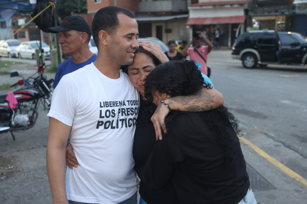 Diario Frontera, Frontera Digital,  Politica, ,Merwin Vázquez abraza a sus familiares tras ser excarcelado del centro penitenciario Rodeo 1 este viernes, en Guatire (Venezuela). Foto: EFE/ Ronald Peña R,La Plataforma Unitaria Democrática reporta 105 excarcelaciones, 
26 menos que las 131 que el gobierno interino dijo haber otorgado