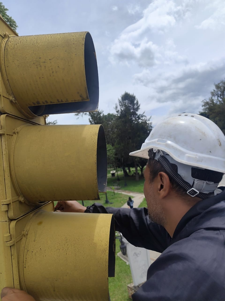 Diario Frontera, Frontera Digital,  Regionales, ,Las cuadrillas de la Unidad de Demarcación Vial y Semaforización, en articulación con el equipo de Alumbrado Público, realizaron la sustitución de bombillos, cambio de luminarias y adecuación de caretas en los semáforos ubicados frente a la sede de la CANTV La Pedregosa, frente a la entrada de la urbanización Belensate, frente al Colegio de Médicos y en la intersección del sector Pie del Llano.,Alcaldía de Libertador trabaja para recuperar semáforos