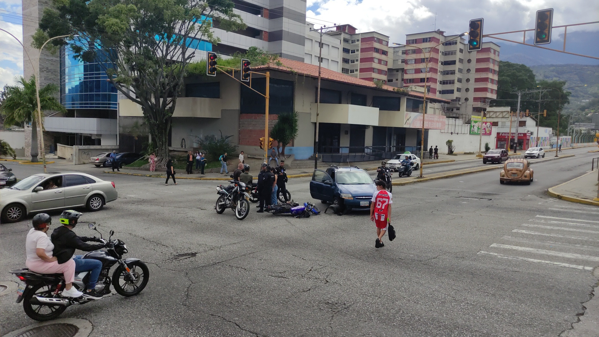 https://test.fronteradigital.com.ve/Imprudencia vial casi le cuesta la vida a un motorizado en avenida Urdaneta Mérida