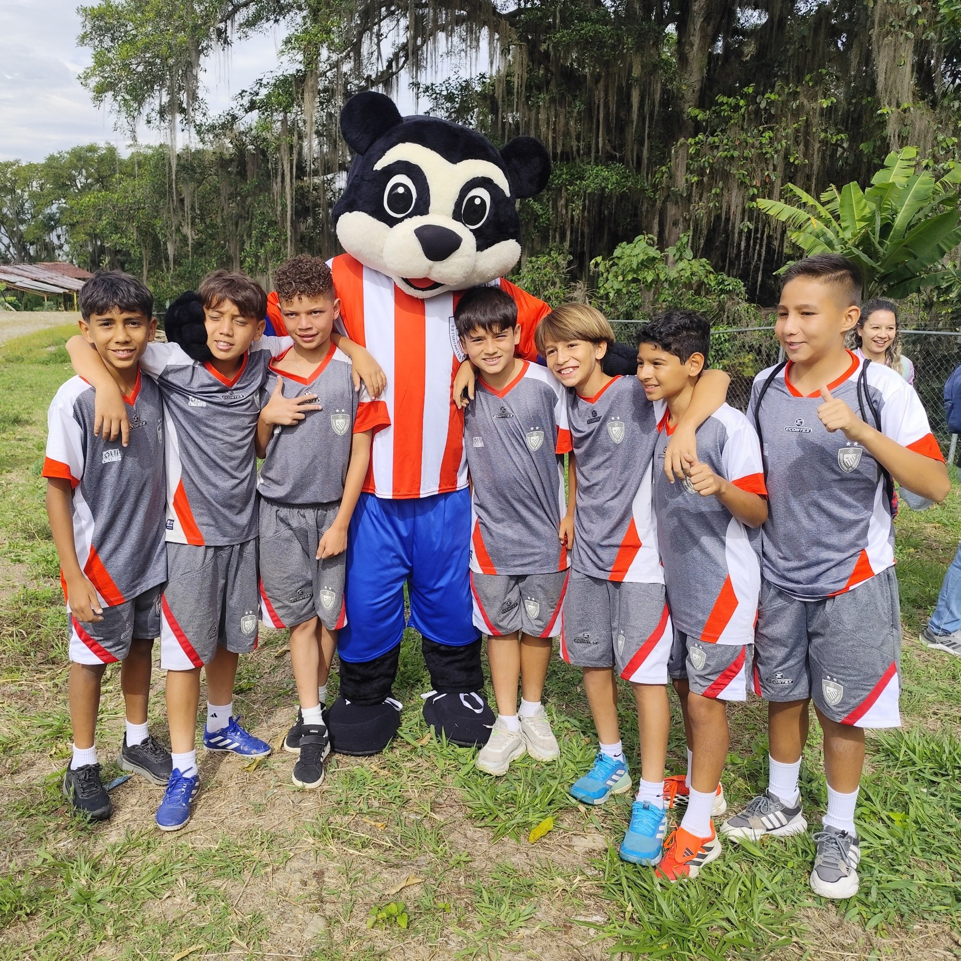 Frontera Digital,  Deportes,  Niños de Estudiantes de Mérida sembraron 110 árboles en su sede