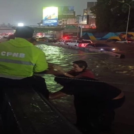 Diario Frontera, Frontera Digital,  Nacionales, ,Bomberos de Caracas rescatan a centenar de personas en autopista Valle-Coche 
tras desbordarse río San Pedro