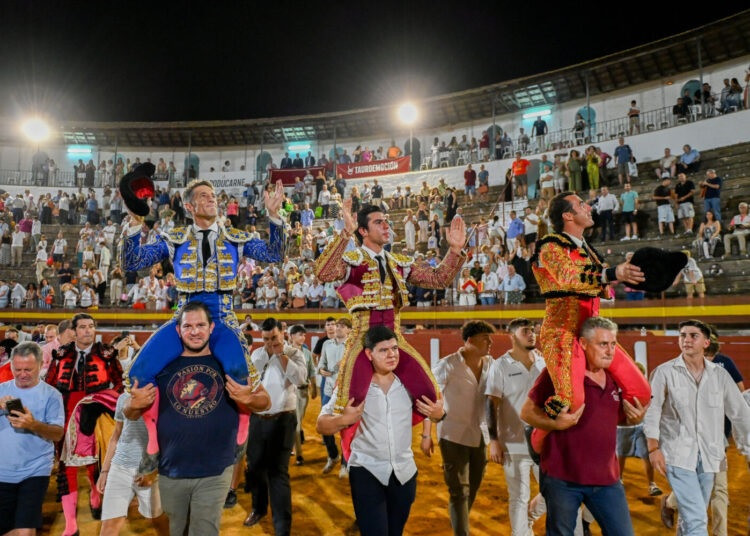 Diario Frontera, Frontera Digital,  Entretenimiento, ,Ha retomado ritmo triunfal la campaña ibérica Jesús Enrique “Colombo” con salidas en hombros este domingo en Andújar. Este martes de nuevo al ruedo en Santoña… Foto: mundotoro.com,Nueva puerta grande para “Colombo”, al lado de los veteranos Fandi y Escribano