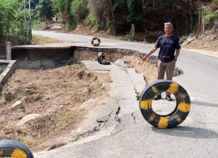 Diario Frontera, Frontera Digital,  El Vigía Panamericana, ,La vía a La Palmita, ubicada en la Local 002, representa una ruta alterna de valor estratégico para la conectividad del estado Mérida, especialmente cuando ocurren derrumbes o emergencias que interrumpen el tránsito en la zona de los túneles, carretera entre El Vigía y ciudad Mérida.,Municipio Alberto Adriani | Vecinos de La Palmita alertan colapso inminente de la carretera